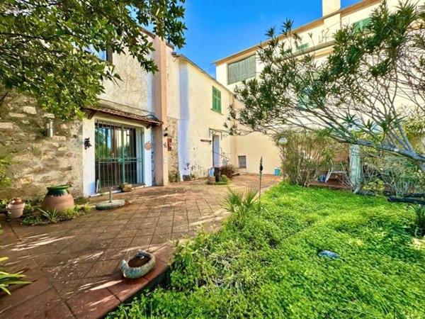 appartamento in vendita ad Imperia in zona Poggi