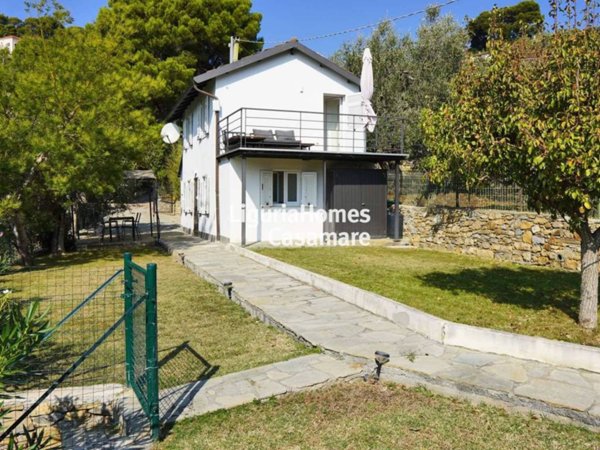 casa indipendente in vendita ad Imperia in zona Oneglia