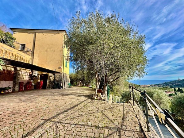 casa indipendente in vendita ad Imperia in zona Porto Maurizio