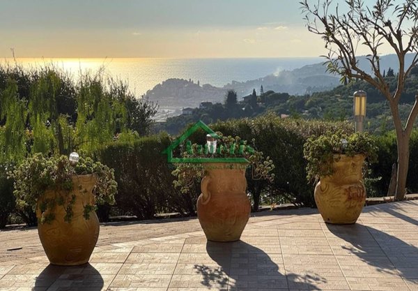 casa indipendente in vendita ad Imperia in zona Oneglia