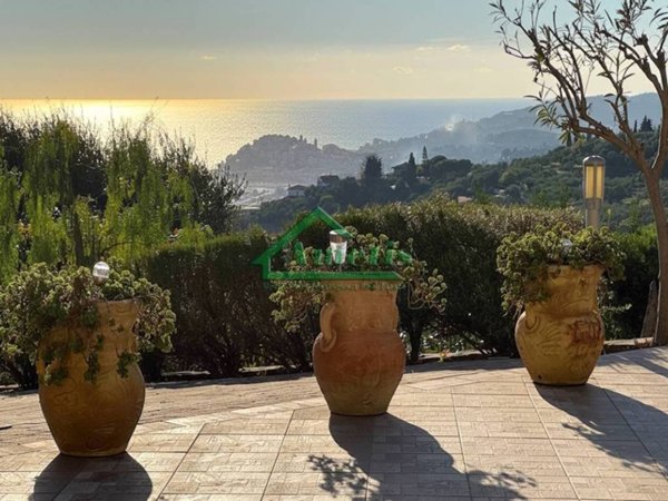 casa indipendente in vendita ad Imperia in zona Oneglia