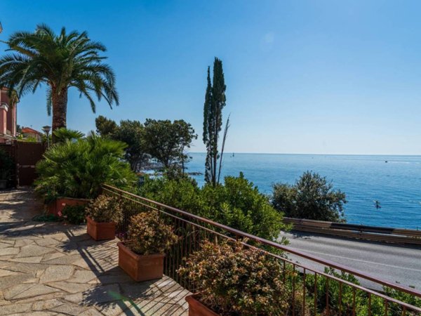 appartamento in vendita ad Imperia in zona Poggi