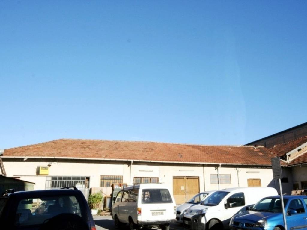 locale commerciale in vendita ad Imperia in zona Oneglia