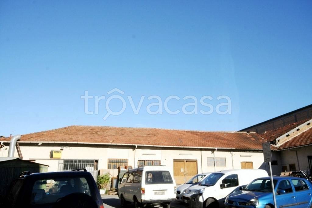 locale commerciale in vendita ad Imperia in zona Oneglia