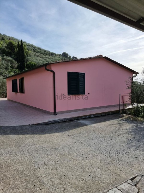 casa indipendente in vendita ad Imperia in zona Oneglia