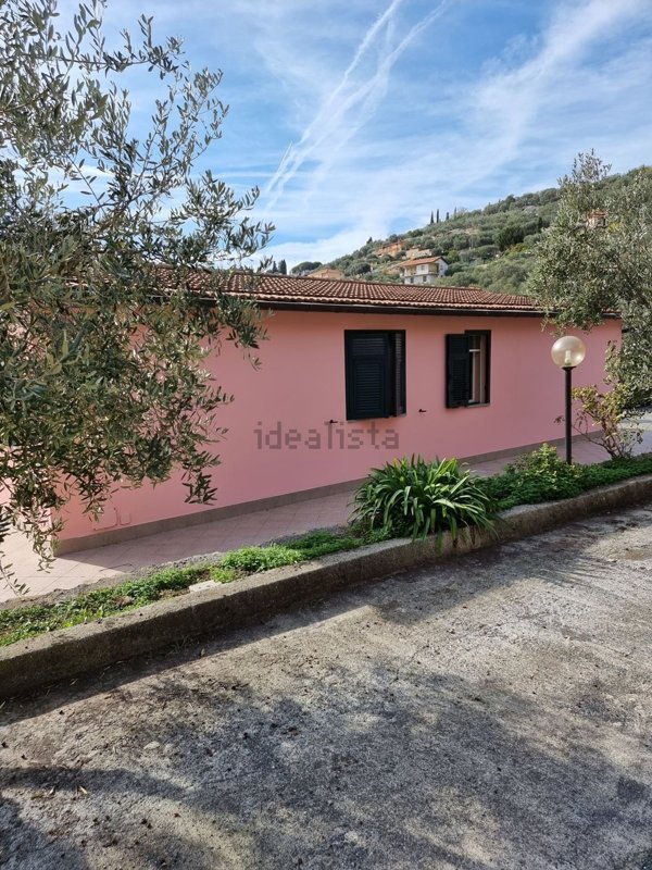 casa indipendente in vendita ad Imperia in zona Oneglia