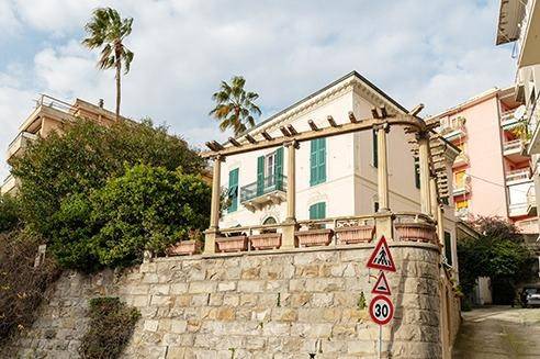 casa indipendente in vendita ad Imperia in zona Porto Maurizio