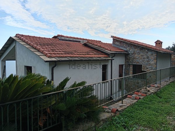 esavano in vendita ad Imperia in zona Poggi