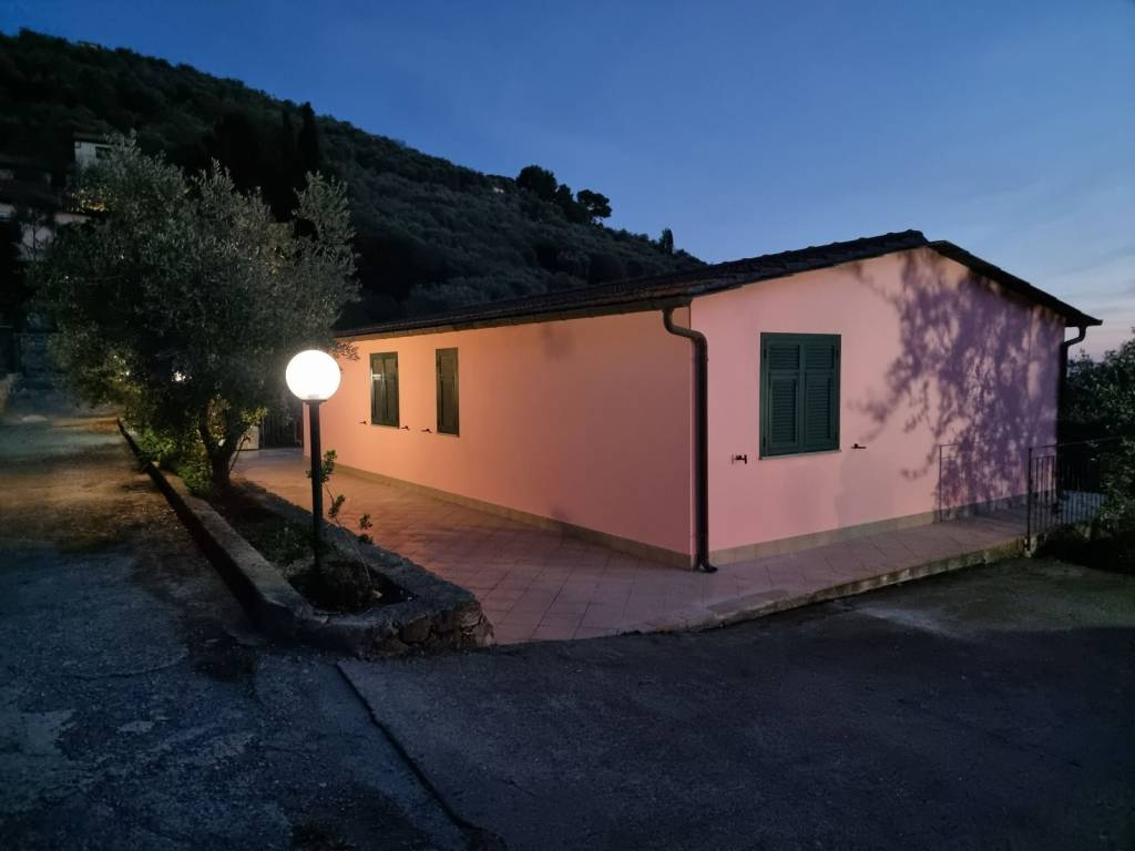 casa indipendente in vendita ad Imperia in zona Oneglia