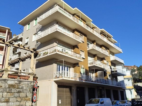 ufficio in vendita ad Imperia in zona Oneglia