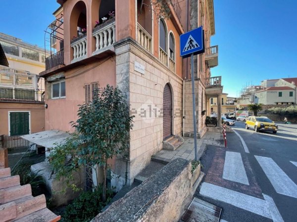 negozio in vendita ad Imperia