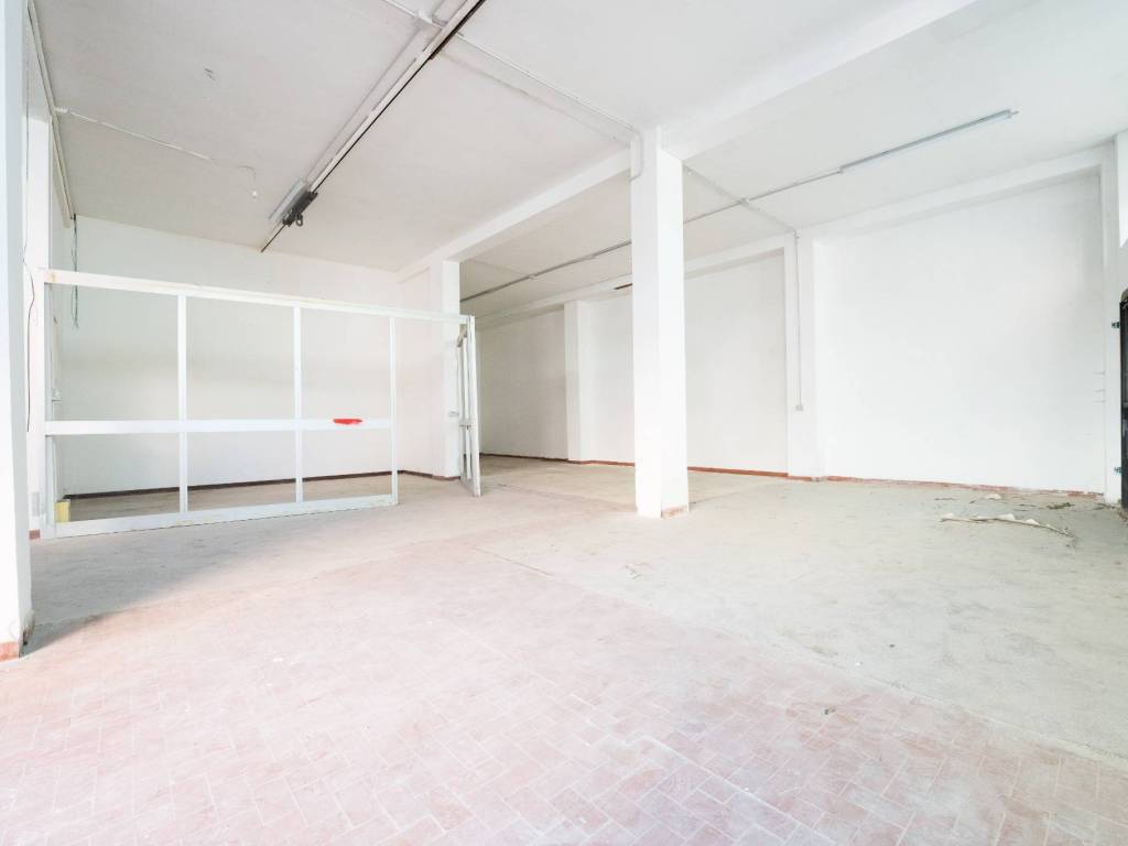 locale commerciale in vendita ad Imperia in zona Oneglia