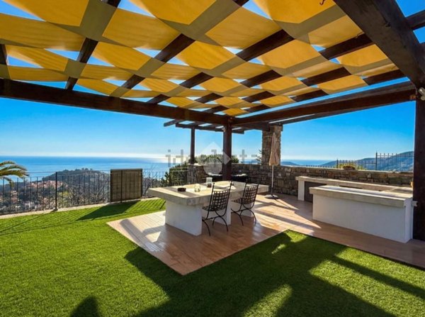 casa indipendente in vendita ad Imperia in zona Poggi