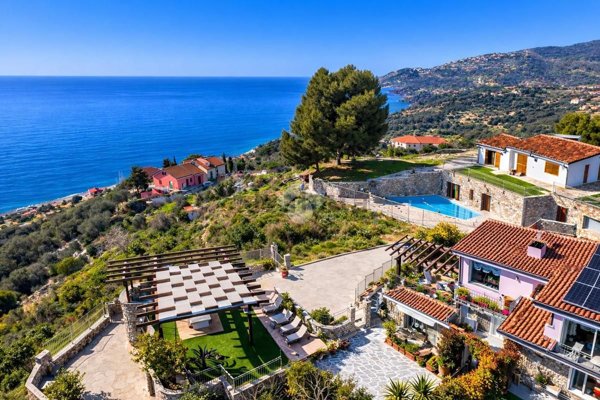 casa indipendente in vendita ad Imperia in zona Poggi