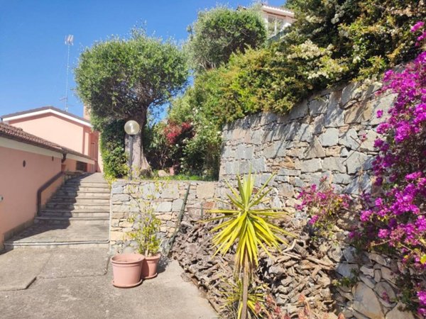 casa indipendente in vendita ad Imperia in zona Porto Maurizio