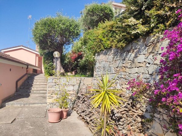 casa indipendente in vendita ad Imperia in zona Artallo