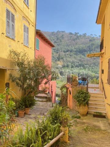 casa indipendente in vendita ad Imperia in zona Montegrazie