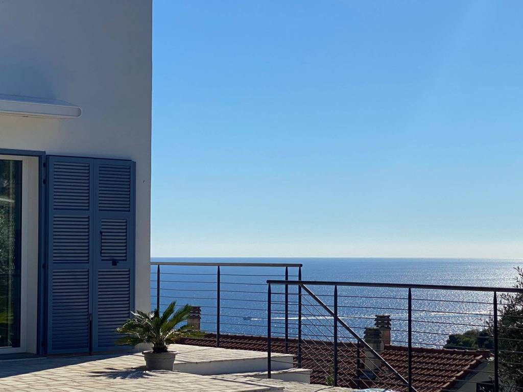 casa indipendente in vendita ad Imperia in zona Poggi