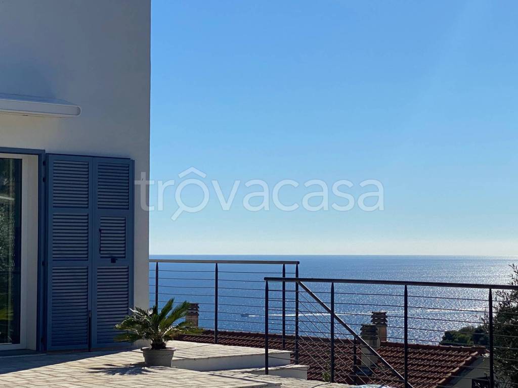 casa indipendente in vendita ad Imperia in zona Poggi