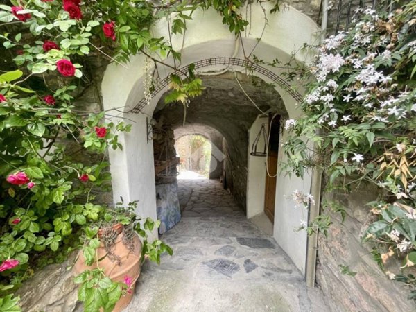 casa indipendente in vendita ad Imperia in zona Oneglia