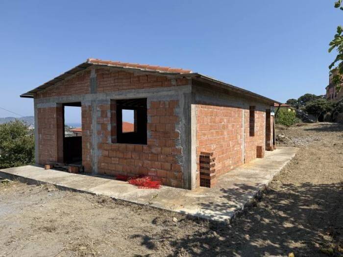 casa indipendente in vendita ad Imperia in zona Poggi