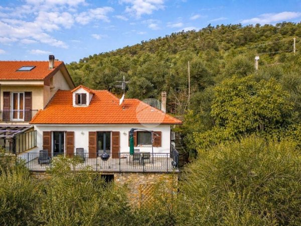 casa indipendente in vendita ad Imperia in zona Moltedo