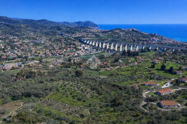 casa indipendente in vendita ad Imperia in zona Oneglia