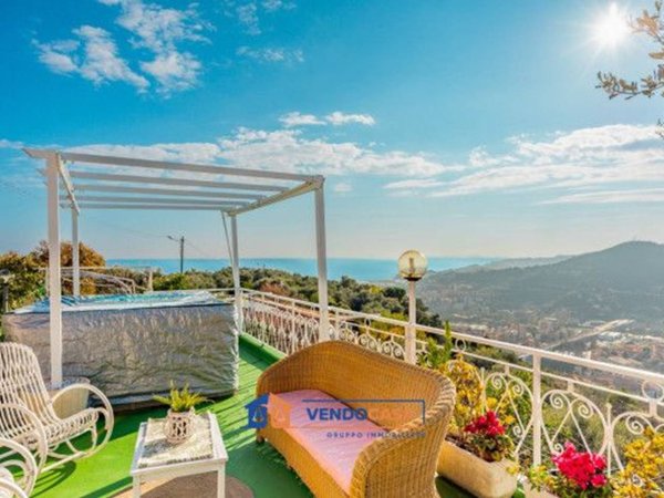 casa indipendente in vendita ad Imperia in zona Oneglia