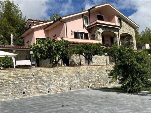 appartamento in vendita ad Imperia in zona Oneglia