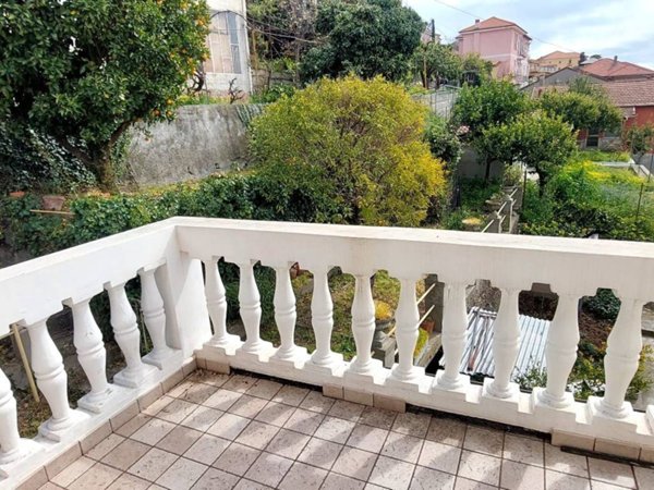 casa indipendente in vendita ad Imperia in zona Oneglia
