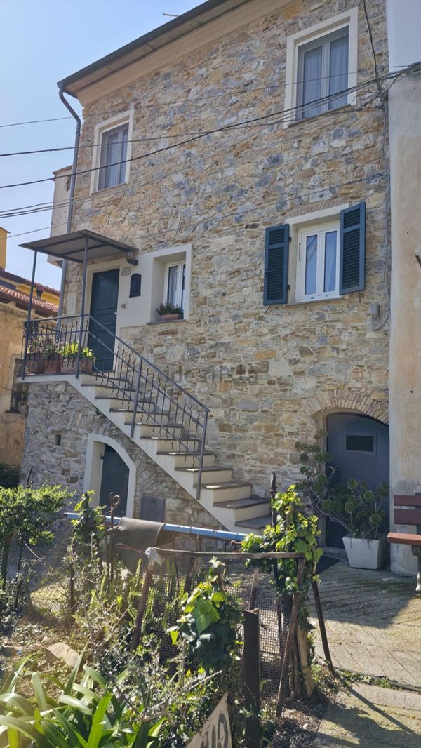 casa indipendente in vendita ad Imperia in zona Sant'Agata