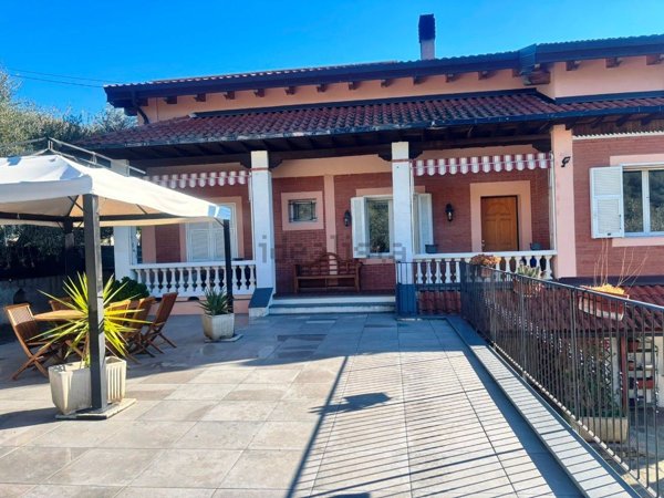 casa indipendente in vendita ad Imperia in zona Sant'Agata