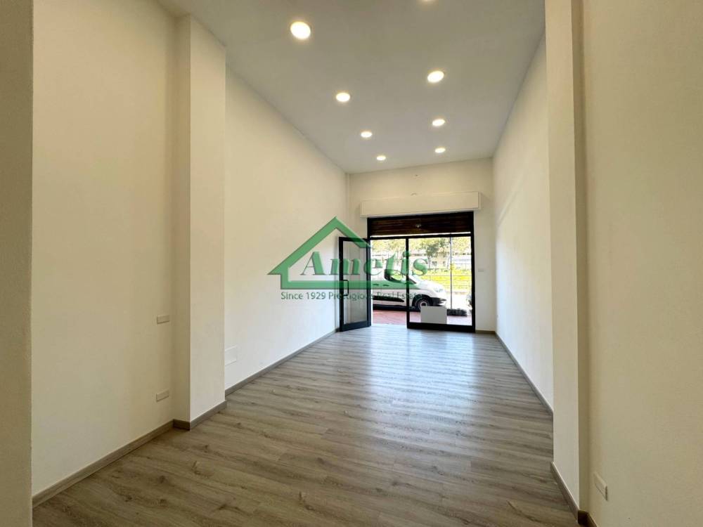 locale commerciale in vendita ad Imperia in zona Oneglia