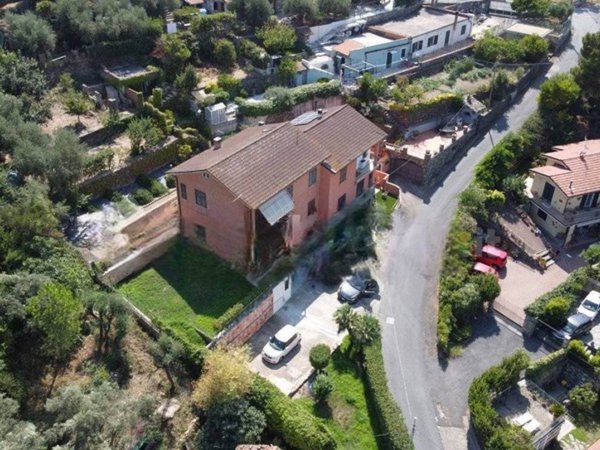 casa indipendente in vendita ad Imperia in zona Porto Maurizio