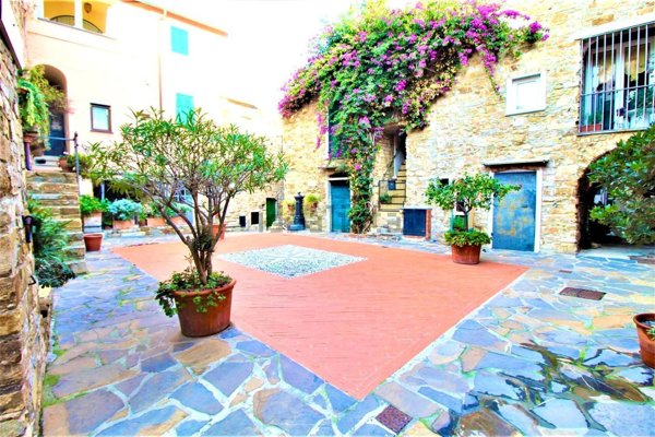 appartamento in vendita ad Imperia in zona Poggi