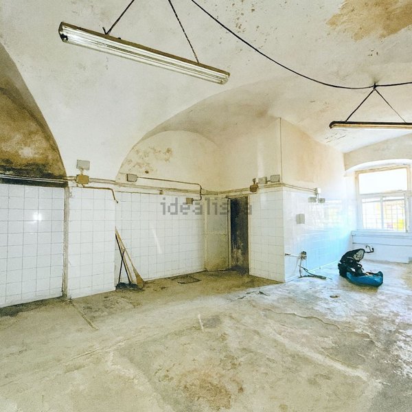 locale commerciale in vendita ad Imperia in zona Oneglia