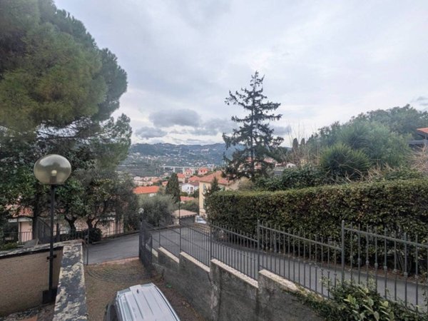 casa indipendente in vendita ad Imperia in zona Oneglia