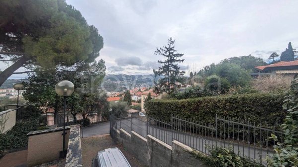 casa indipendente in vendita ad Imperia in zona Oneglia