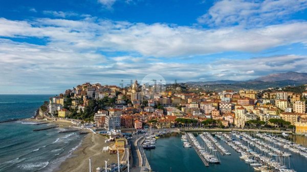 appartamento in vendita ad Imperia in zona Porto Maurizio