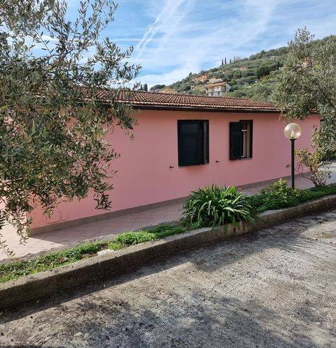 casa indipendente in vendita ad Imperia in zona Oneglia