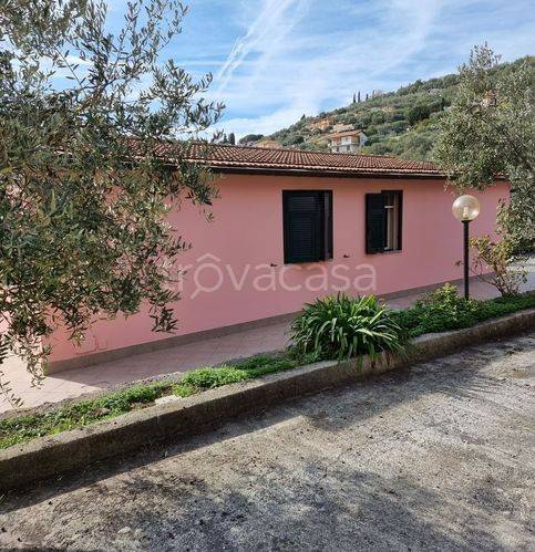 casa indipendente in vendita ad Imperia in zona Oneglia