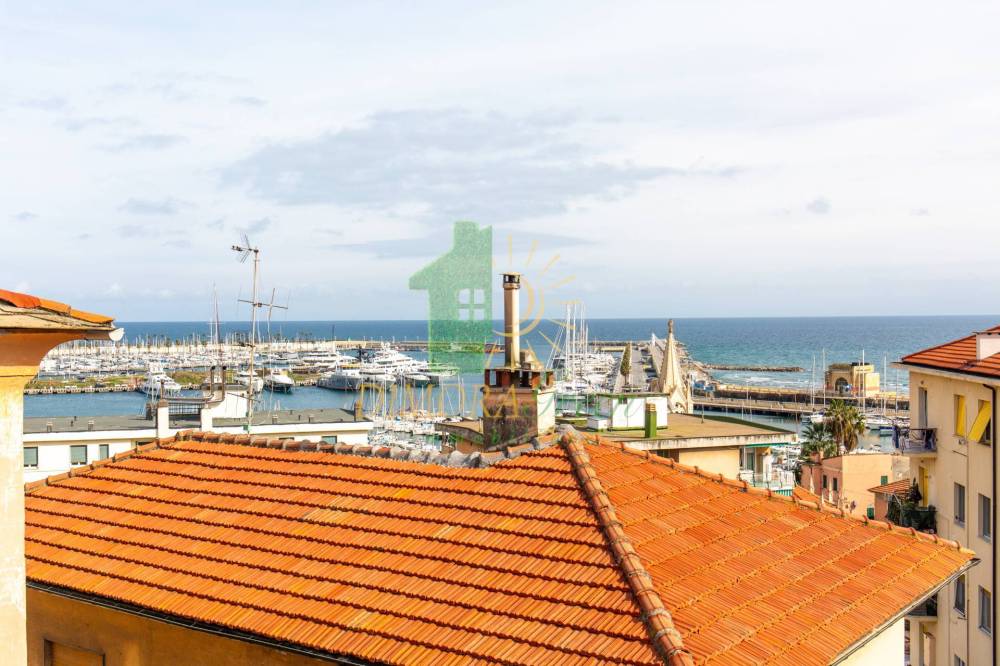 appartamento in vendita ad Imperia in zona Porto Maurizio