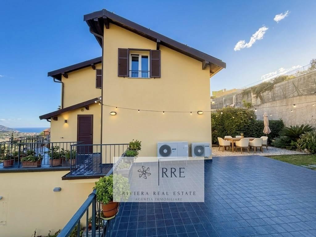 casa indipendente in vendita ad Imperia in zona Poggi