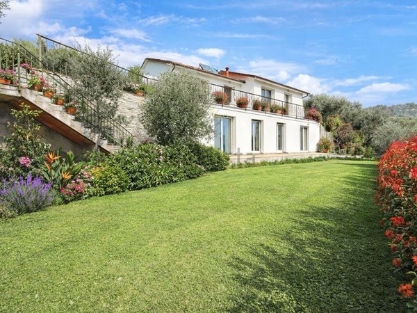 casa indipendente in vendita ad Imperia in zona Porto Maurizio