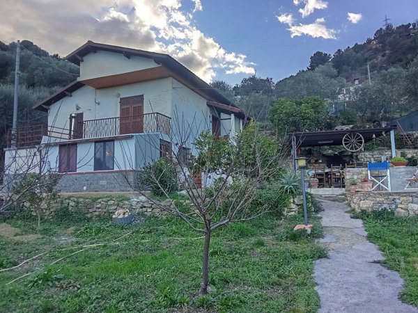 casa indipendente in vendita ad Imperia in zona Oneglia