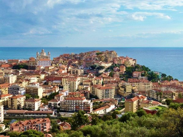 casa indipendente in vendita ad Imperia in zona Porto Maurizio