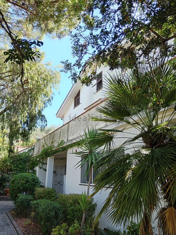 casa indipendente in vendita ad Imperia in zona Porto Maurizio