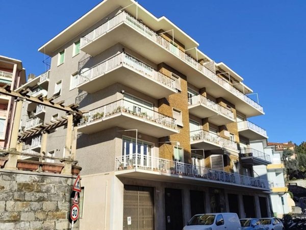 ufficio in vendita ad Imperia in zona Oneglia