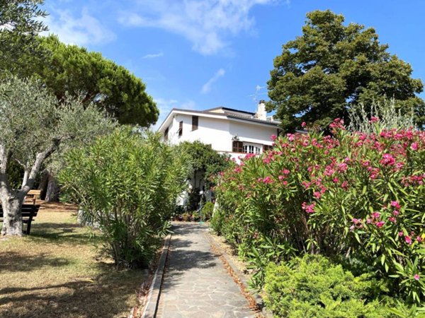 casa indipendente in vendita ad Imperia in zona Massabovi