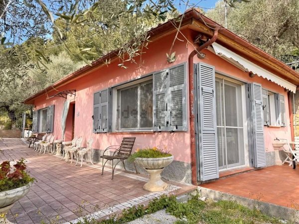 casa indipendente in vendita ad Imperia in zona Oneglia